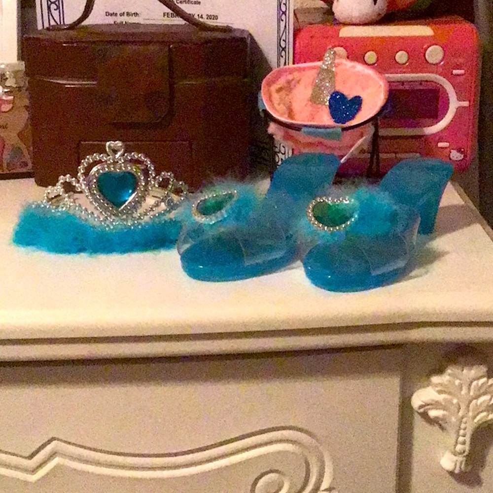 Toddler shoes and tiara 👜🐻